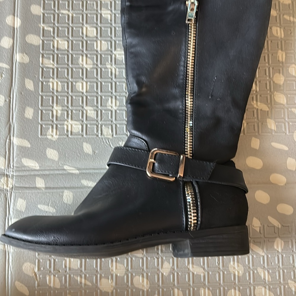 Black Boots with Gold Details - Picture 2 of 10